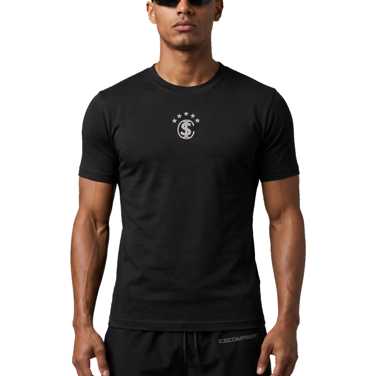 Tee Essentials Preta com modelo, foto 1