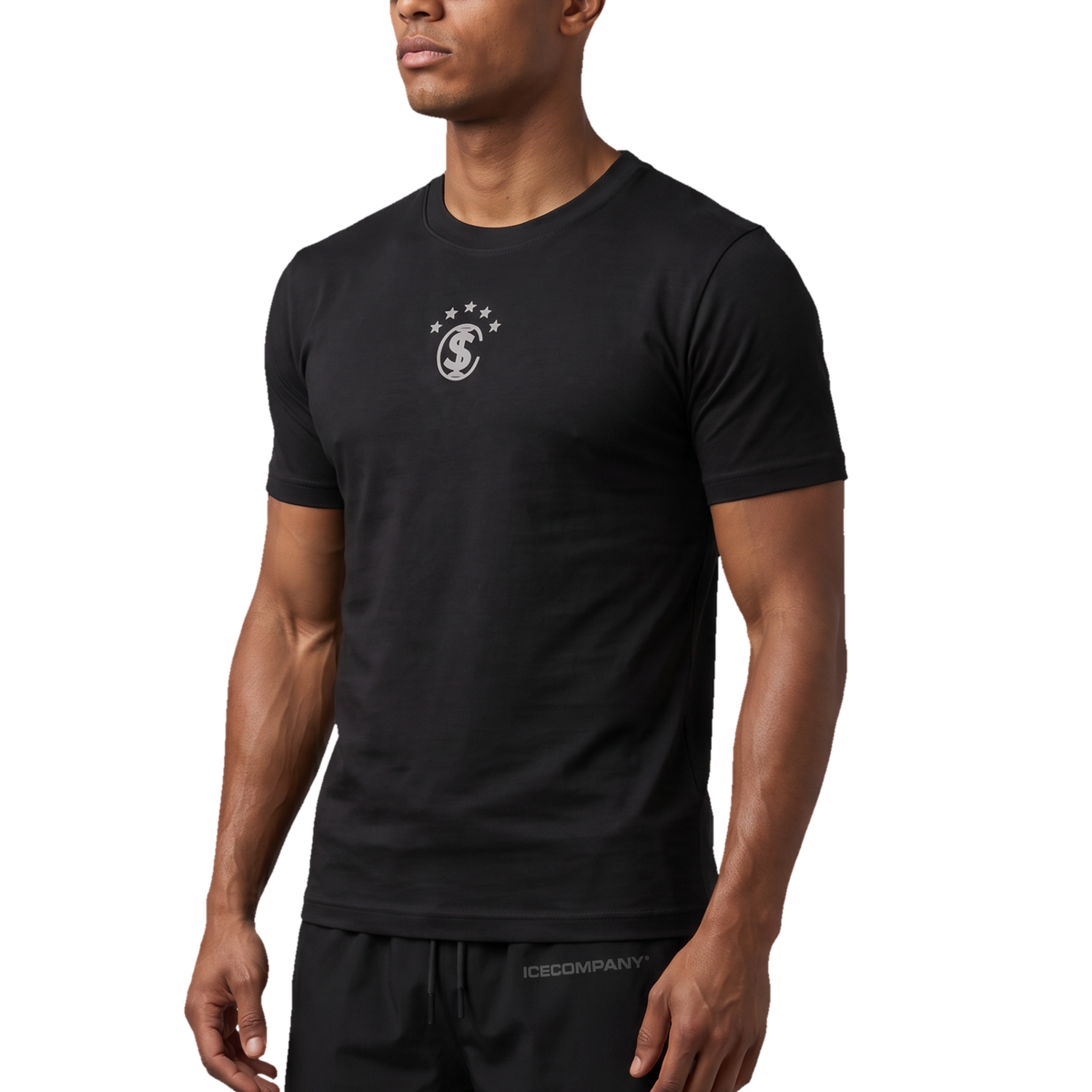 Tee Essentials Preta com modelo, foto 2