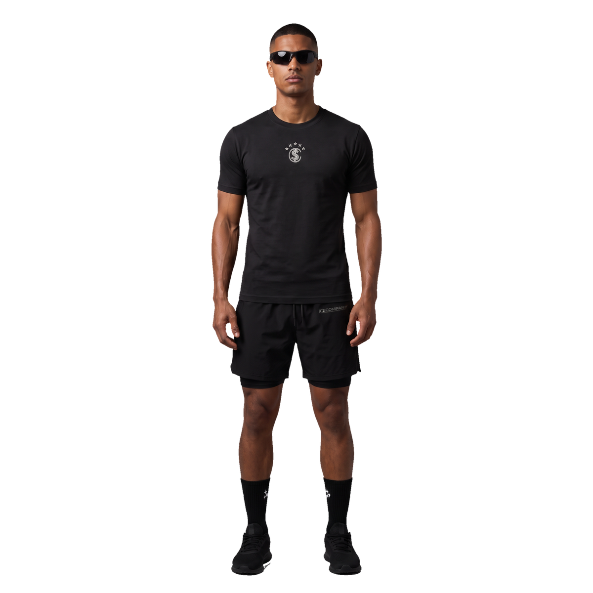 Tee Essentials Preta com modelo, foto 4
