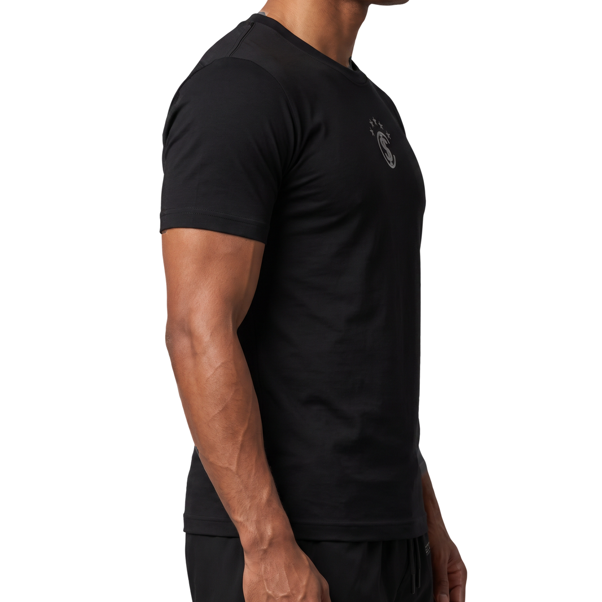Tee Essentials Preta com modelo, foto 6