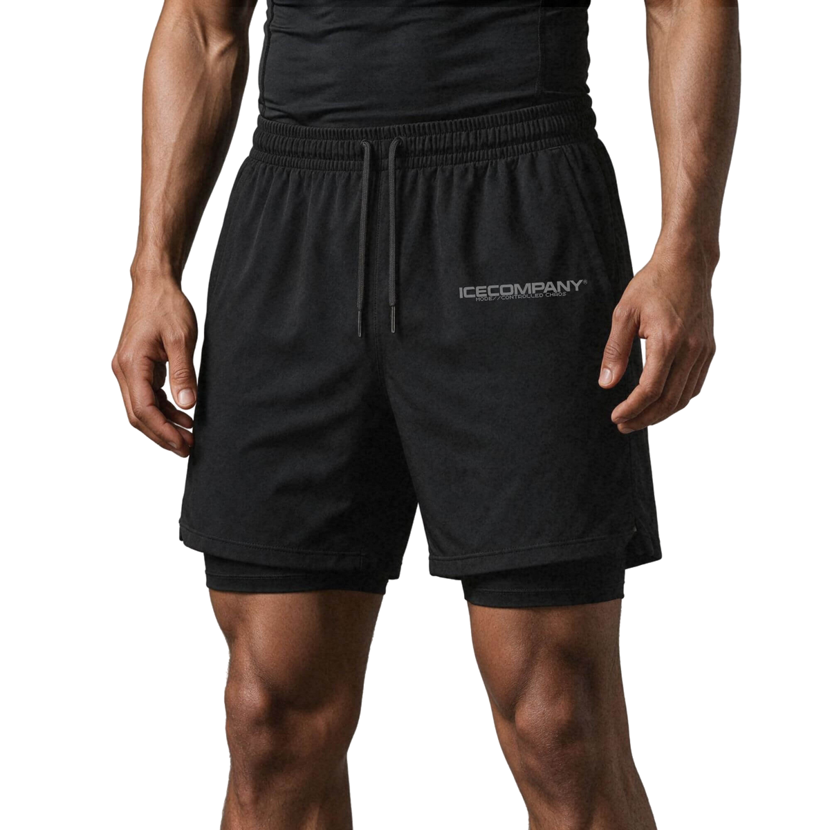 Modelo vestindo o Short Chaos Control, de frente