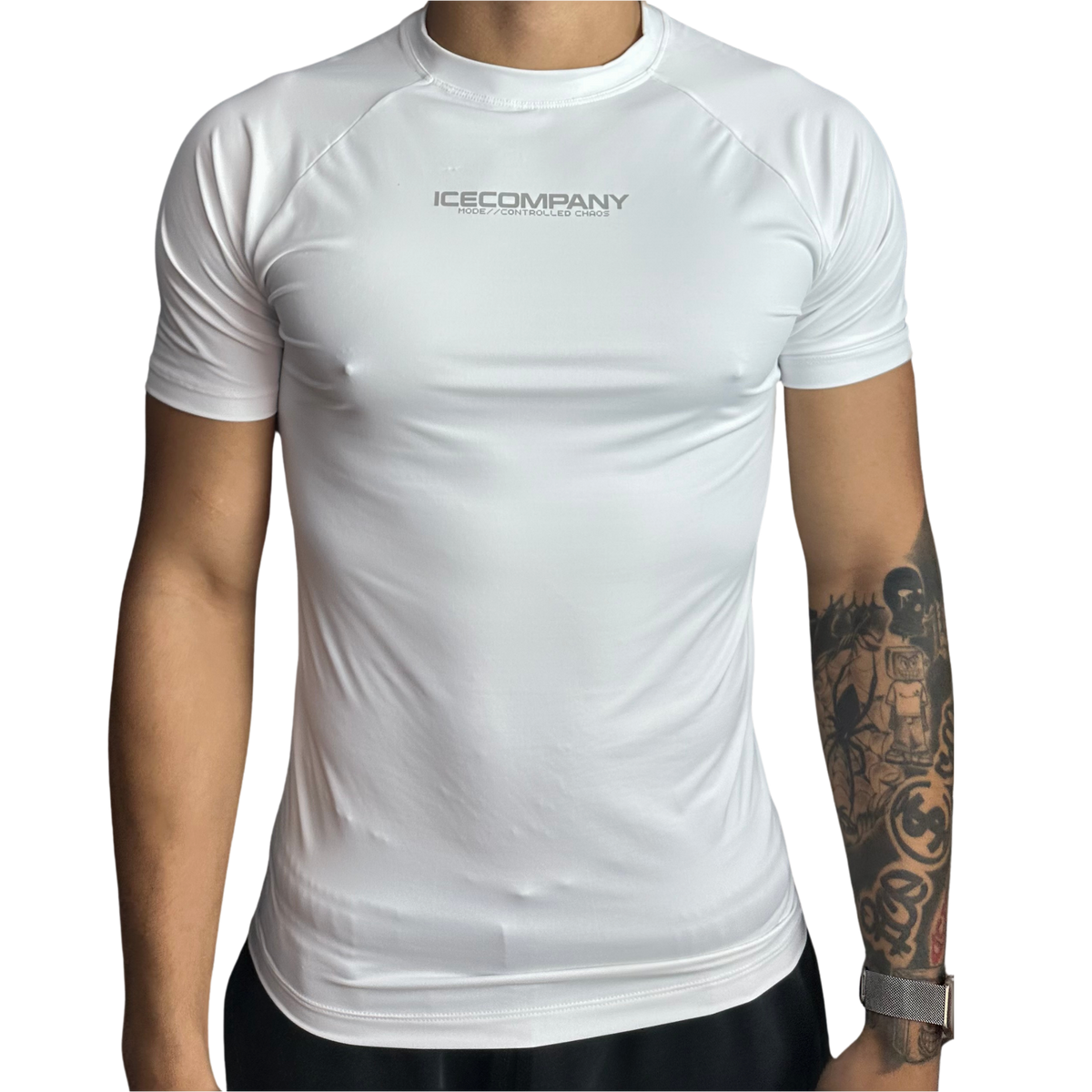Tee Chaos Control Branca, frente em uso