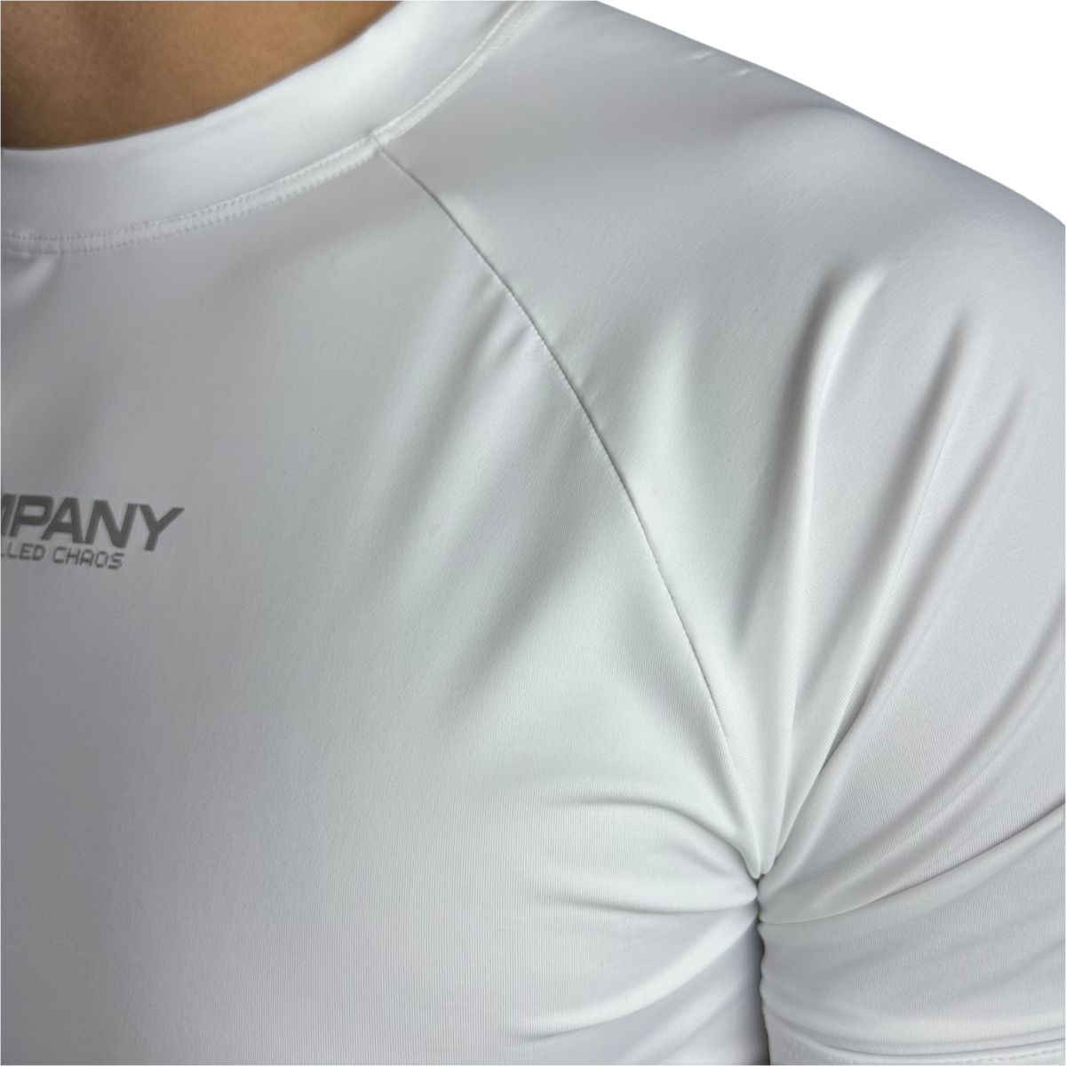 Detalhe da gola, da manga raglan e da estampa